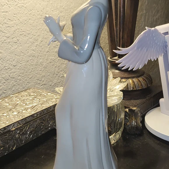 Serene Gray and White Sculpture - Picture 3 of 8